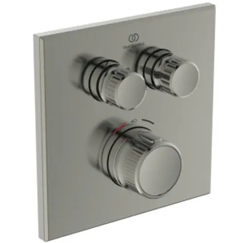 Eckige, silberne Wandmontage mit drei Reglern zur Temperatur- und Wassermengenregelung. Produkt von Ideal Standard.